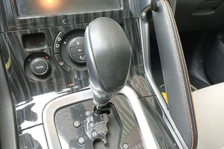 Used Peugeot 3008 2015 1.6THP Automatic Prestige Edition Gear Lever