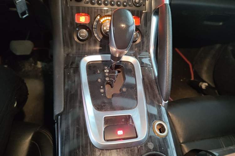 Used Peugeot 3008 2015 2.0L Automatic Trend Edition Gear Lever
