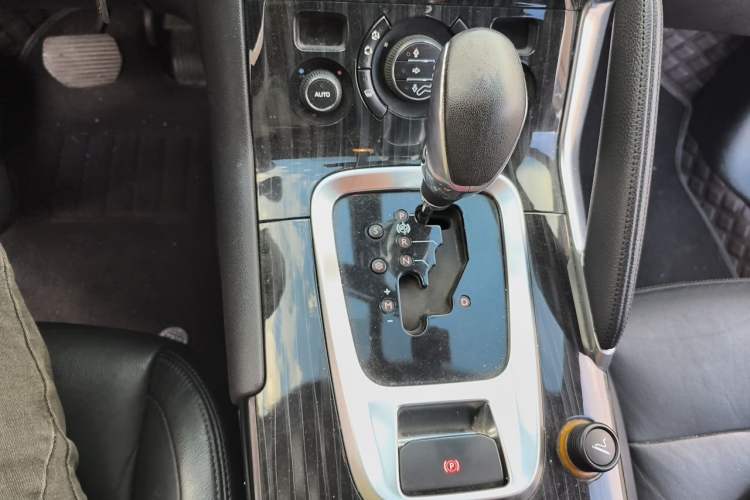 Used Peugeot 3008 2015 1.6THP Roland Garros Edition Gear Lever