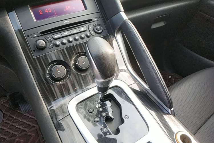 Used Peugeot 3008 2015 1.6THP Automatic Classic Edition Gear Lever
