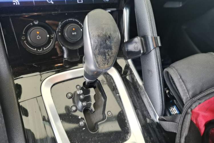 Used Peugeot 3008 2015 1.6THP Automatic Classic Edition Gear Lever