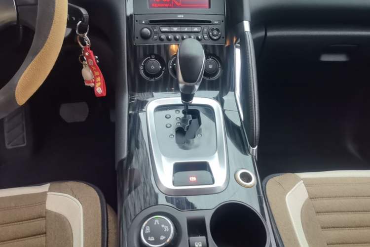 Used Peugeot 3008 2015 1.6THP Automatic Classic Edition Gear Lever