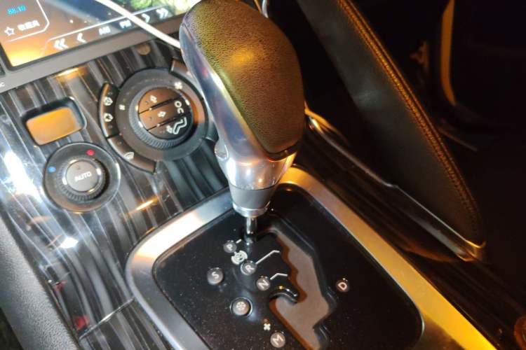 Used Peugeot 3008 2015 2.0L Automatic Trend Edition Gear Lever