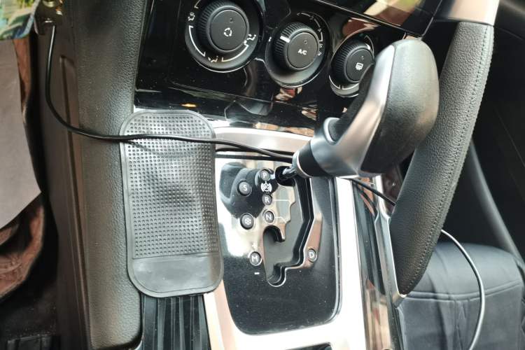 Used Peugeot 3008 2015 2.0L Automatic Classic Edition Gear Lever