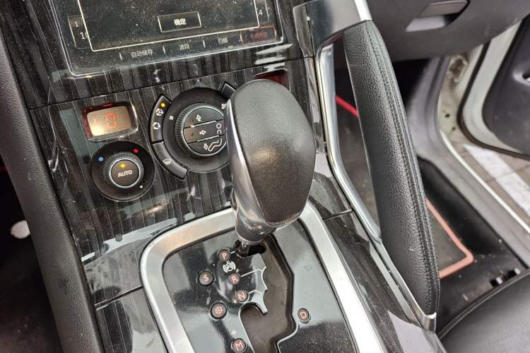 Used Peugeot 3008 2015 1.6THP Automatic Prestige Edition Gear Lever