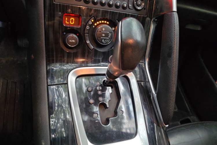 Used Peugeot 3008 2015 2.0L Automatic Trend Edition Gear Lever