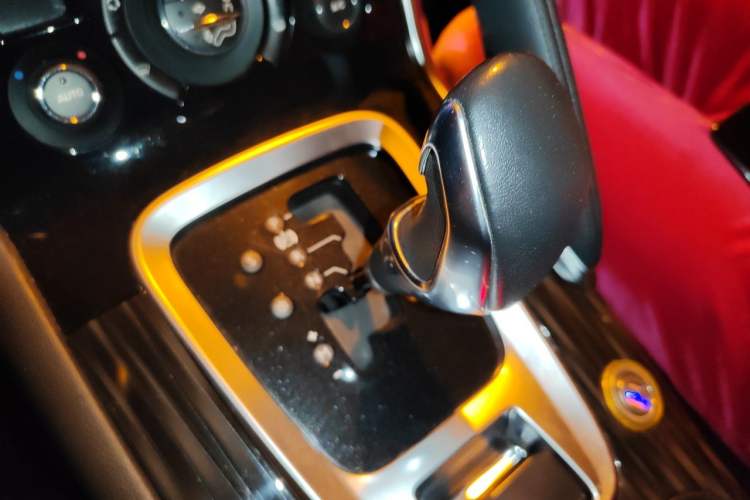 Used Peugeot 3008 2015 1.6THP Automatic Trend Edition Gear Lever
