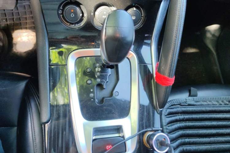 Used Peugeot 3008 2015 1.6THP Automatic Classic Edition Gear Lever