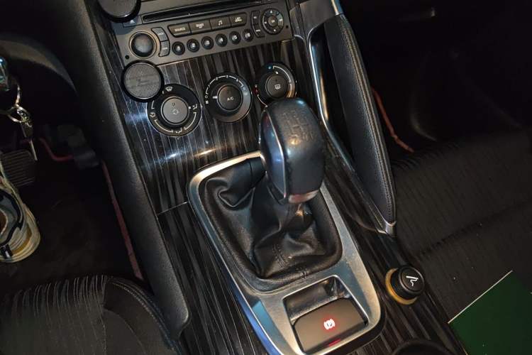 Used Peugeot 3008 2015 2.0L Manual Classic Edition Gear Lever