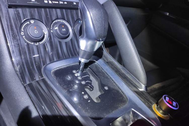 Used Peugeot 3008 2015 1.6THP Automatic Classic Edition Gear Lever