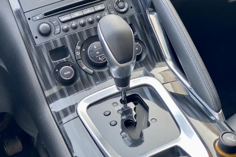 Used Peugeot 3008 2015 2.0L Automatic Trend Edition Gear Lever
