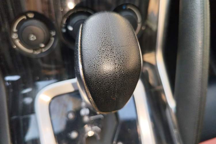 Used Peugeot 3008 2015 2.0L Automatic Classic Edition Gear Lever