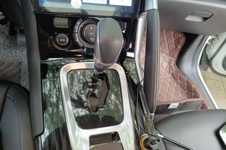 Used Peugeot 3008 2015 2.0L Automatic Trend Edition Gear Lever