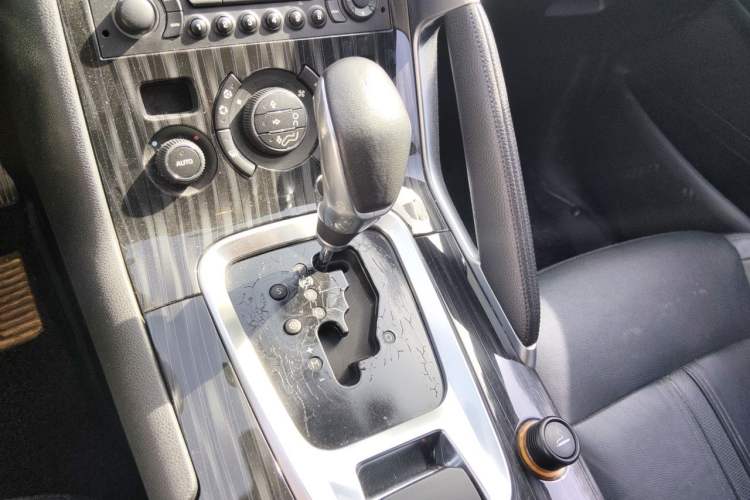 Used Peugeot 3008 2015 2.0L Automatic Trend Edition Gear Lever