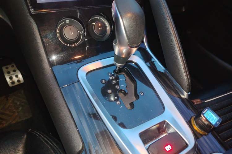 Used Peugeot 3008 2015 1.6THP Automatic Classic Edition Gear Lever