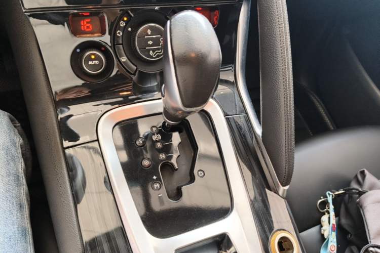 Used Peugeot 3008 2015 1.6THP Automatic Prestige Edition Gear Lever