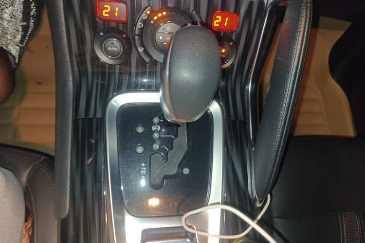Used Peugeot 3008 2015 2.0L Automatic Trend Edition Gear Lever