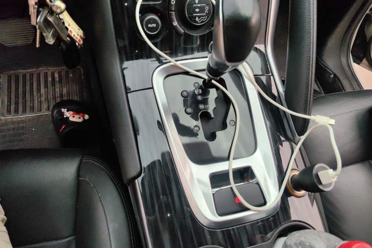 Used Peugeot 3008 2015 1.6THP Automatic Trend Edition Gear Lever