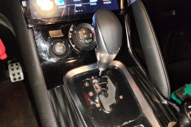 Used Peugeot 3008 2015 1.6THP Automatic Prestige Edition Gear Lever
