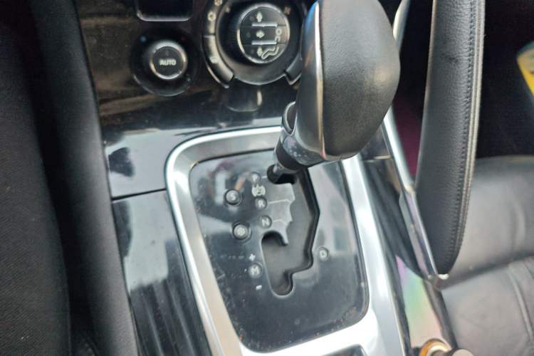 Used Peugeot 3008 2015 1.6THP Automatic Trend Edition Gear Lever