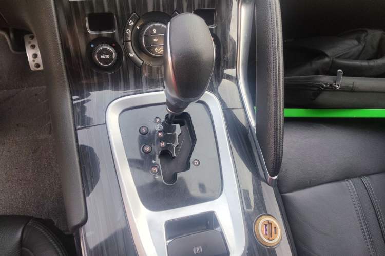 Used Peugeot 3008 2015 1.6THP Automatic Trend Edition Gear Lever
