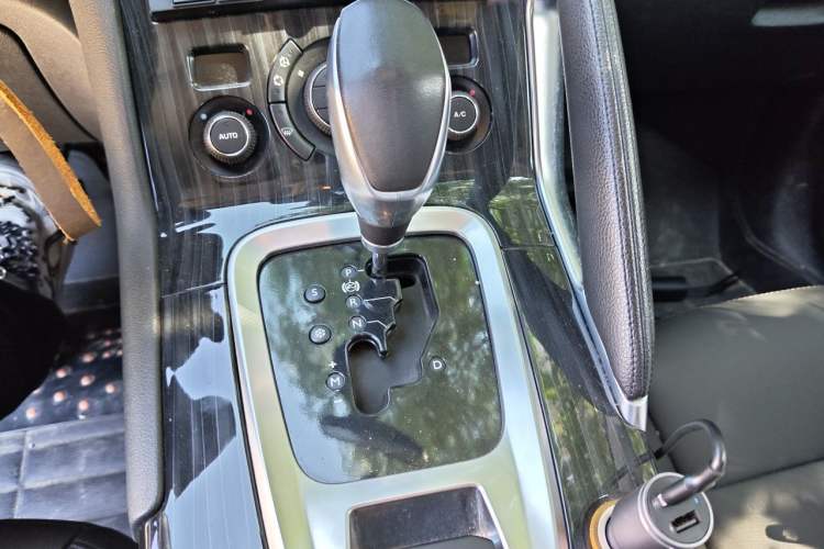 Used Peugeot 3008 2015 2.0L Automatic Trend Edition Gear Lever