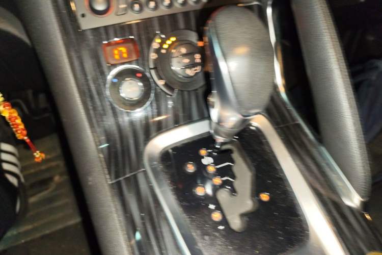 Used Peugeot 3008 2015 2.0L Automatic Trend Edition Gear Lever