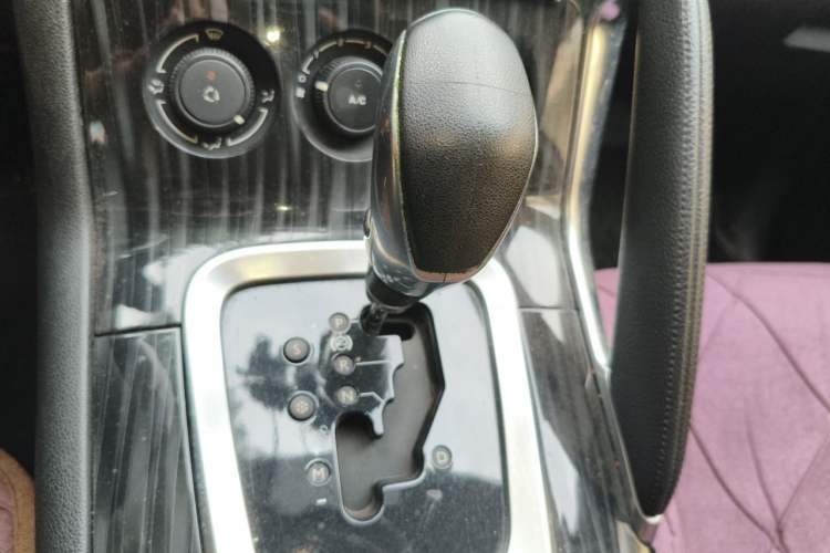Used Peugeot 3008 2015 2.0L Automatic Classic Edition Gear Lever