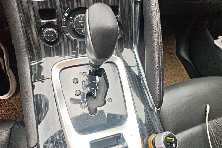Used Peugeot 3008 2015 2.0L Automatic Trend Edition Gear Lever