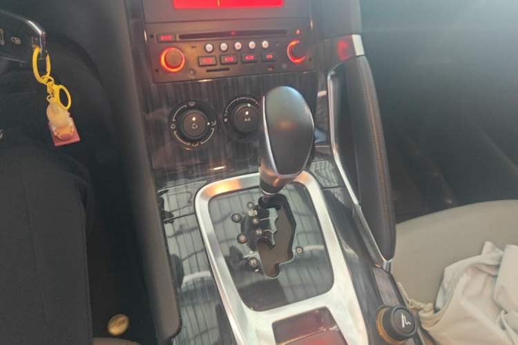 Used Peugeot 3008 2015 1.6THP Automatic Classic Edition Gear Lever