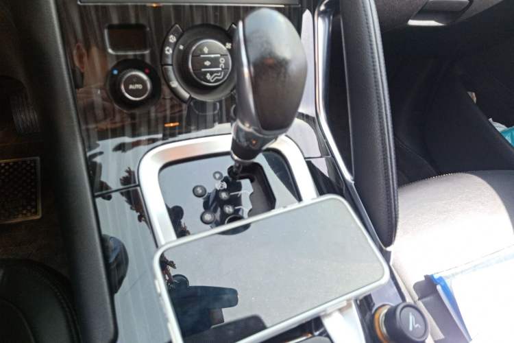 Used Peugeot 3008 2015 2.0L Automatic Trend Edition Gear Lever