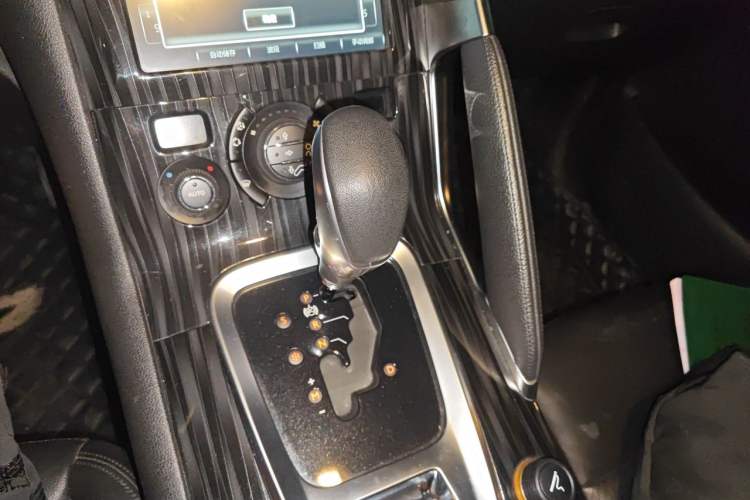 Used Peugeot 3008 2015 1.6THP Automatic Prestige Edition Gear Lever