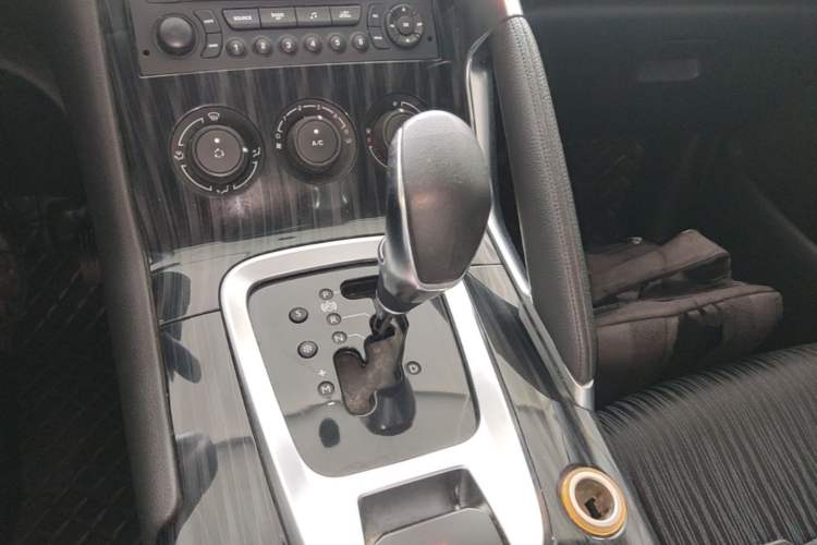 Used Peugeot 3008 2015 2.0L Automatic Classic Edition Gear Lever