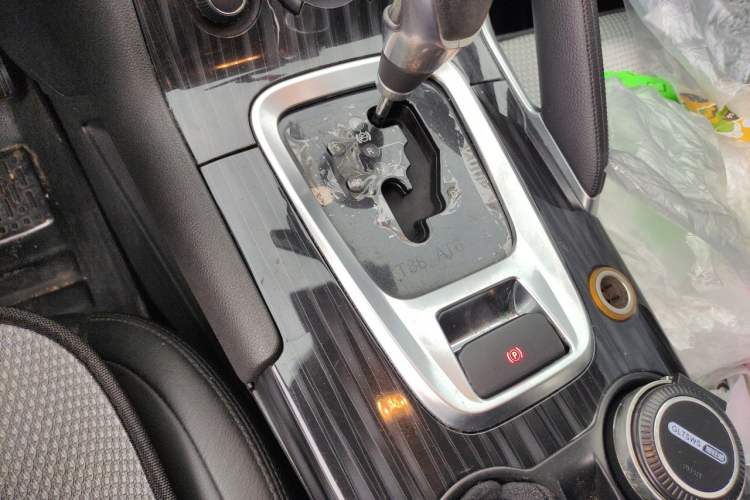 Used Peugeot 3008 2015 2.0L Automatic Trend Edition Gear Lever