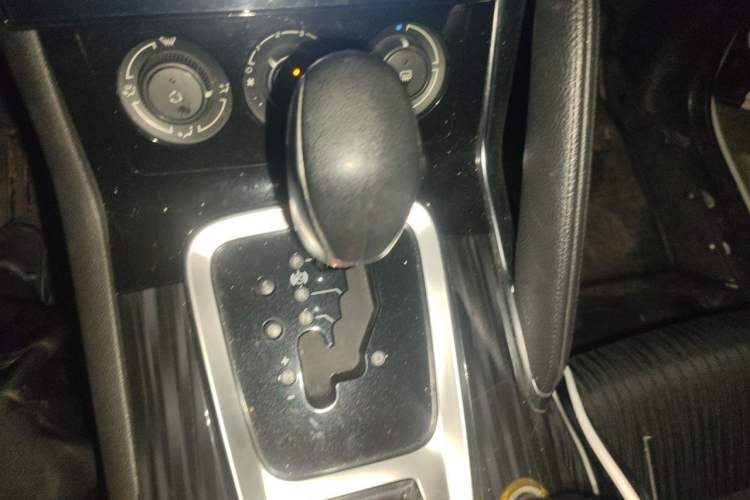 Used Peugeot 3008 2015 1.6THP Automatic Classic Edition Gear Lever