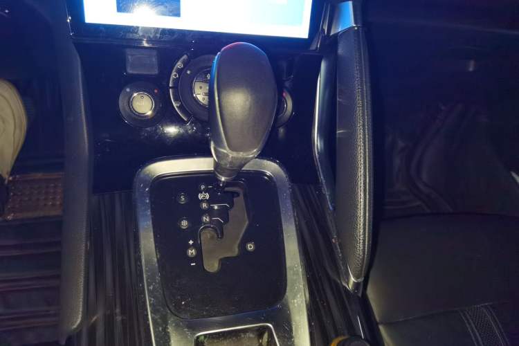 Used Peugeot 3008 2015 2.0L Automatic Trend Edition Gear Lever
