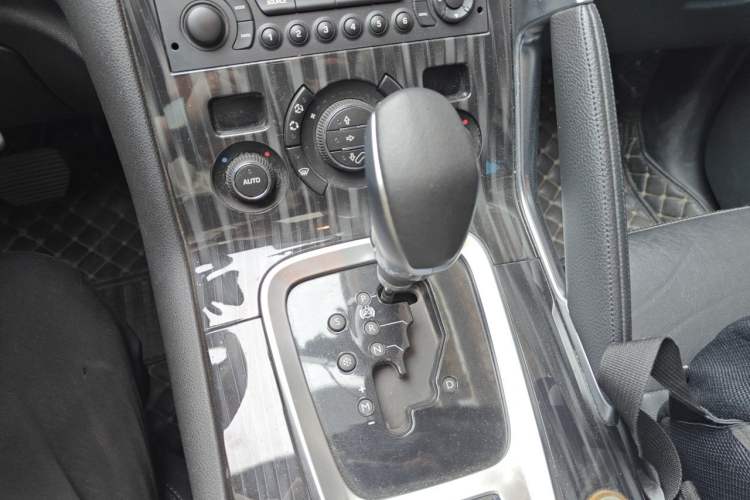 Used Peugeot 3008 2015 2.0L Automatic Trend Edition Gear Lever