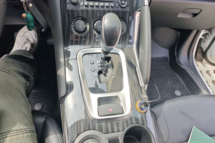 Used Peugeot 3008 2015 1.6THP Automatic Classic Edition Gear Lever