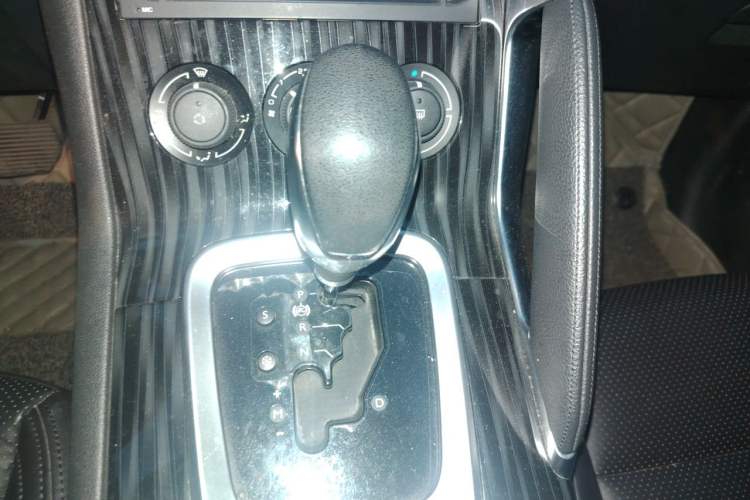 Used Peugeot 3008 2015 2.0L Automatic Classic Edition Gear Lever