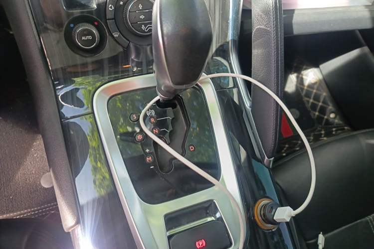 Used Peugeot 3008 2015 2.0L Automatic Trend Edition Gear Lever