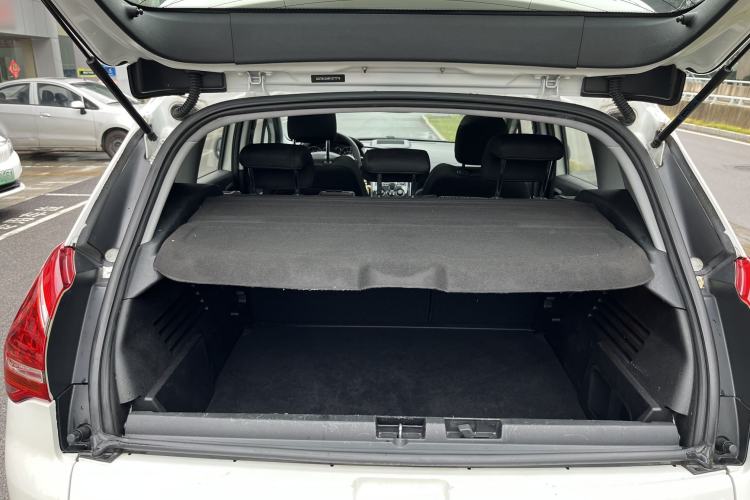 Used Peugeot 3008 2015 1.6THP Automatic Classic Edition Interior 5