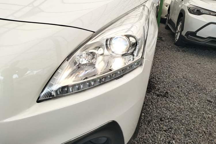 Used Peugeot 3008 2015 2.0L Automatic Trend Edition Left Front Headlight