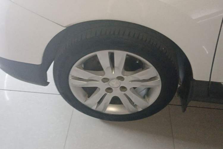 Used Peugeot 3008 2015 2.0L Automatic Classic Edition Left Front Wheel Hub