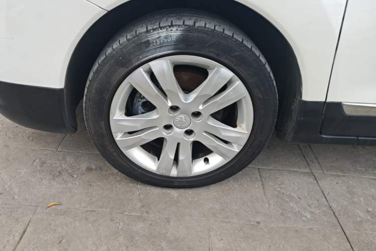 Used Peugeot 3008 2015 1.6THP Automatic Prestige Edition Left Front Wheel Hub