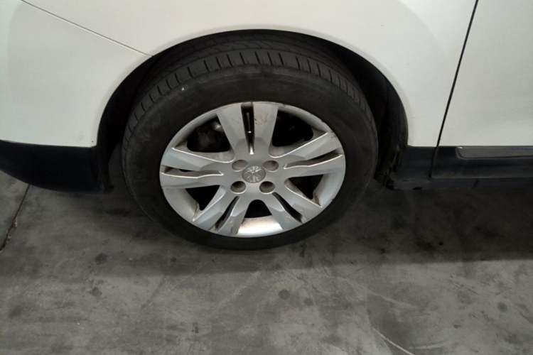 Used Peugeot 3008 2015 2.0L Automatic Trend Edition Left Front Wheel Hub