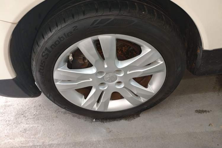 Used Peugeot 3008 2015 1.6THP Automatic Classic Edition Left Front Wheel Hub