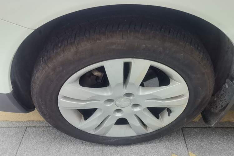 Used Peugeot 3008 2015 1.6THP Automatic Classic Edition Left Front Wheel Hub
