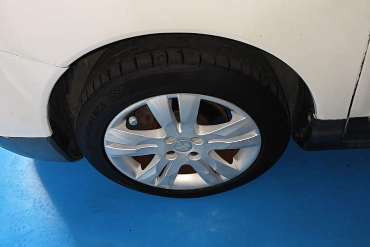Used Peugeot 3008 2015 2.0L Automatic Classic Edition Left Front Wheel Hub
