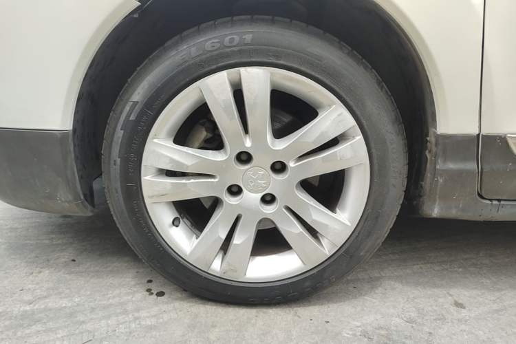Used Peugeot 3008 2015 1.6THP Automatic Classic Edition Left Front Wheel Hub