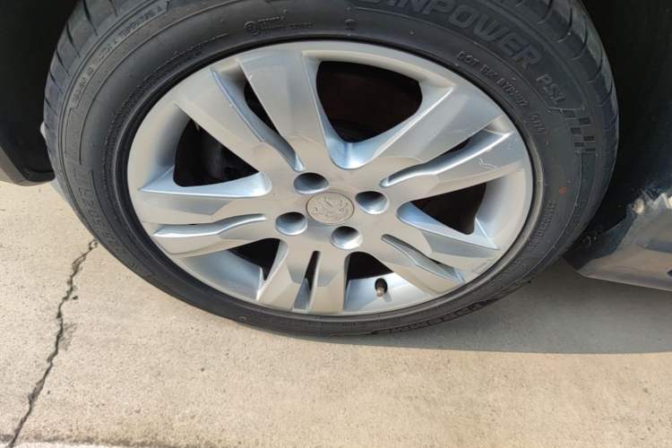 Used Peugeot 3008 2015 1.6THP Automatic Classic Edition Left Front Wheel Hub